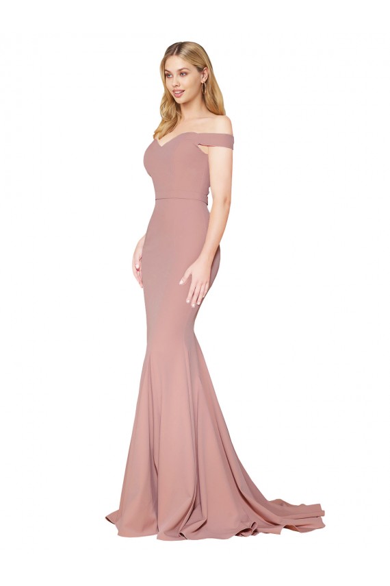 Rosa empolvado Sirena Hombros Descubiertos Barrer tren Crepé Elástico Largo Formales Vestidos de dama de honor / Vestidos de fiesta Fábrica